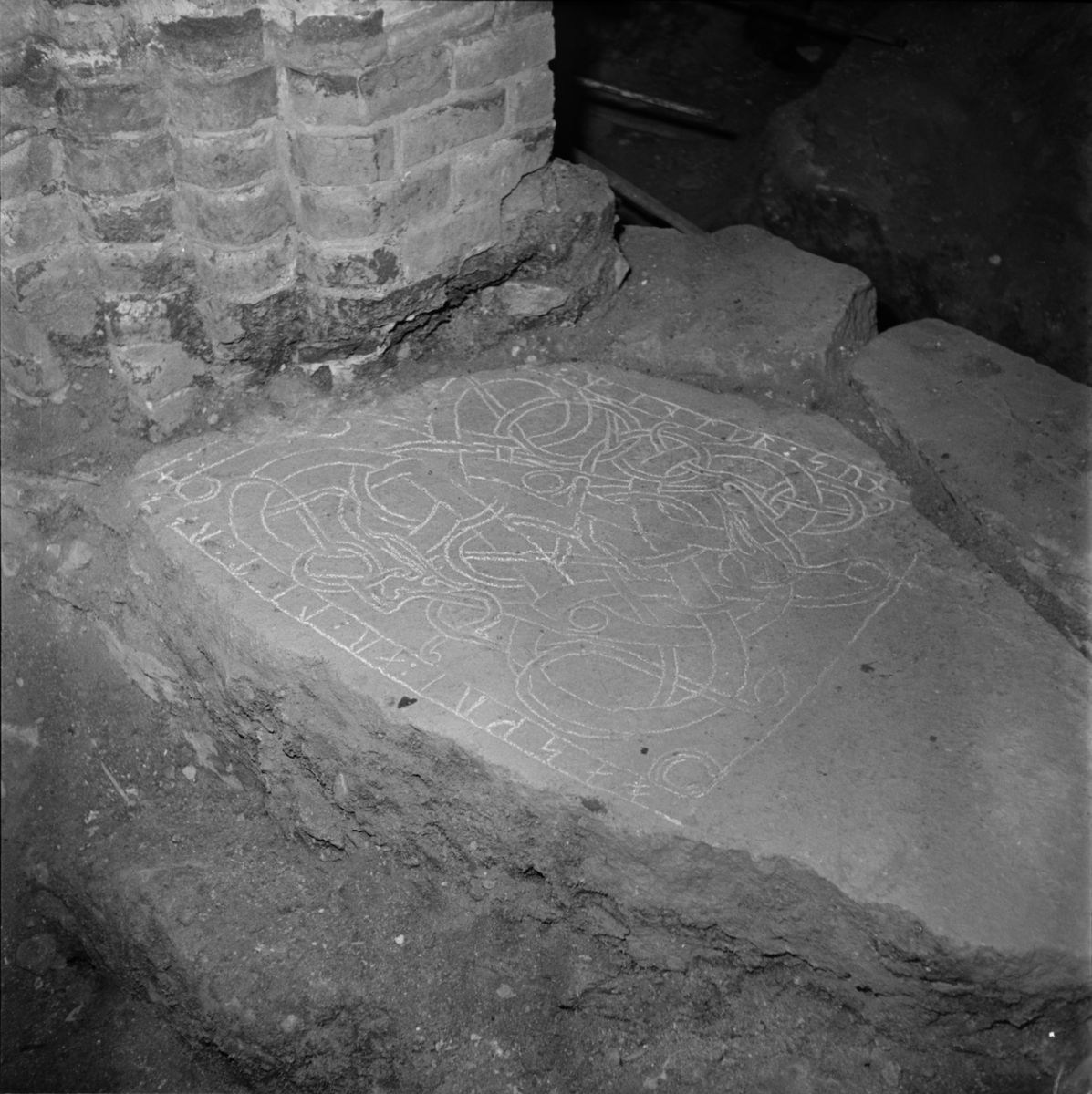 Utgrävning i Långtora kyrka, Enköping 1953