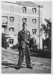 Ivar Iversen i Uppsala. Bygning i bakgrunnen.