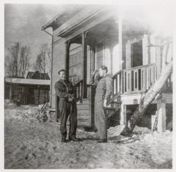 To soldater utenfor bygning.