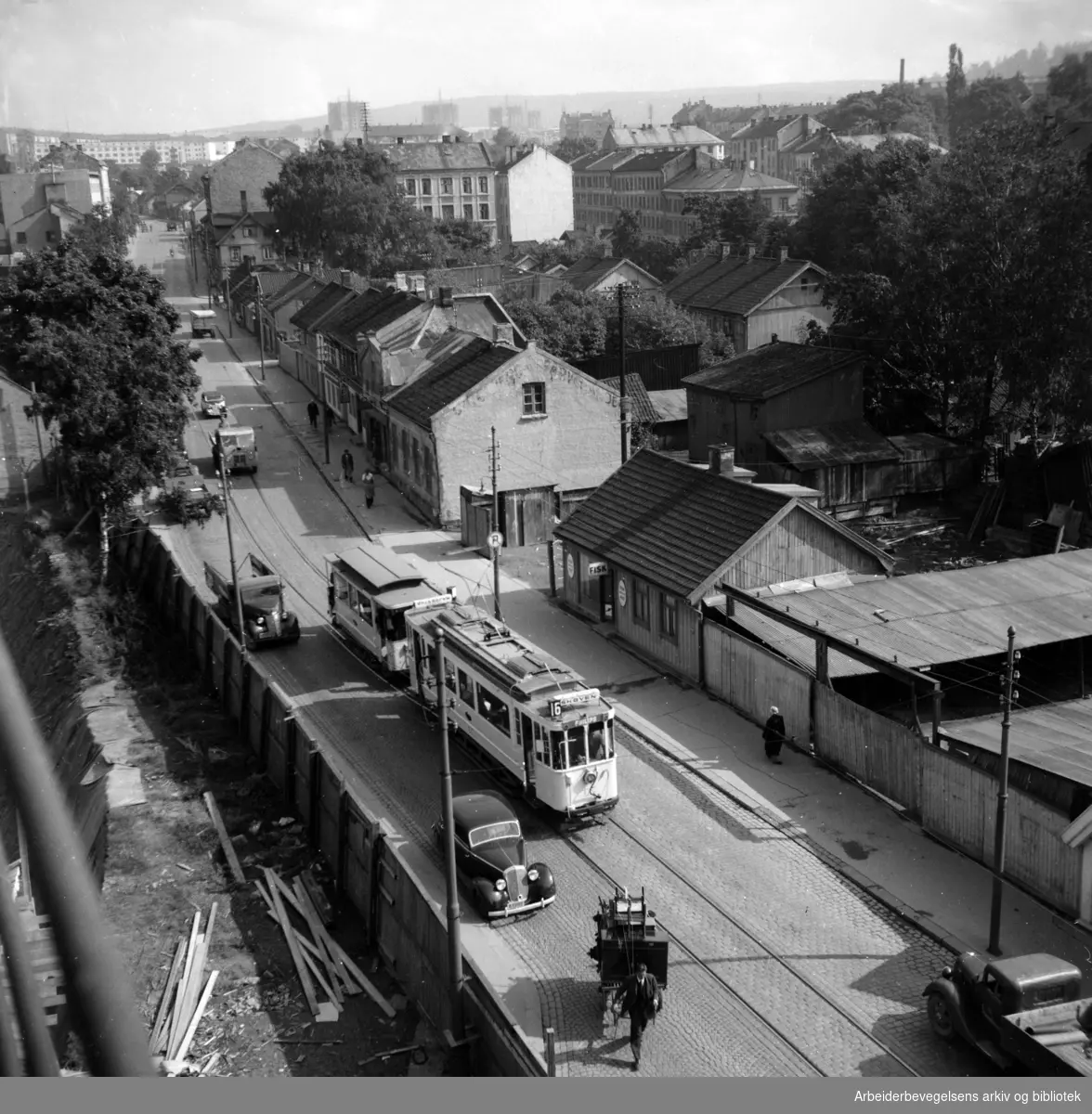 Vålerenga. St. Halvards gate /Strømsveien. Murbygget i midten er St. Halvards gate 79. September 1946