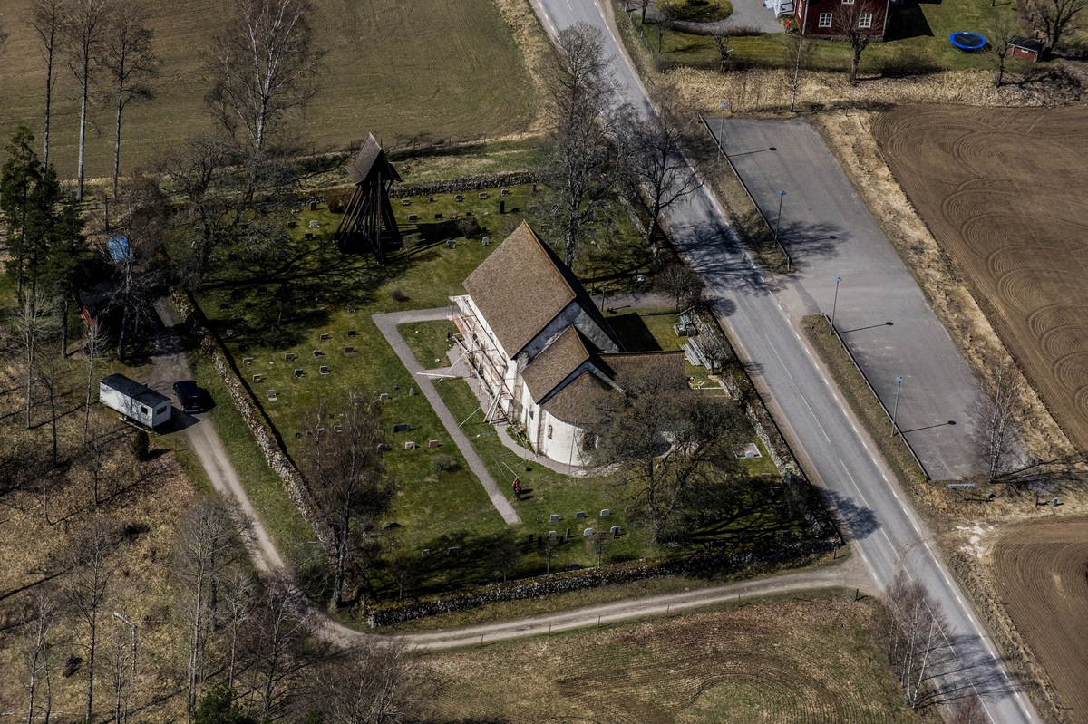 Flygfoto över Lannaskede kyrka i Vetlanda kommun.