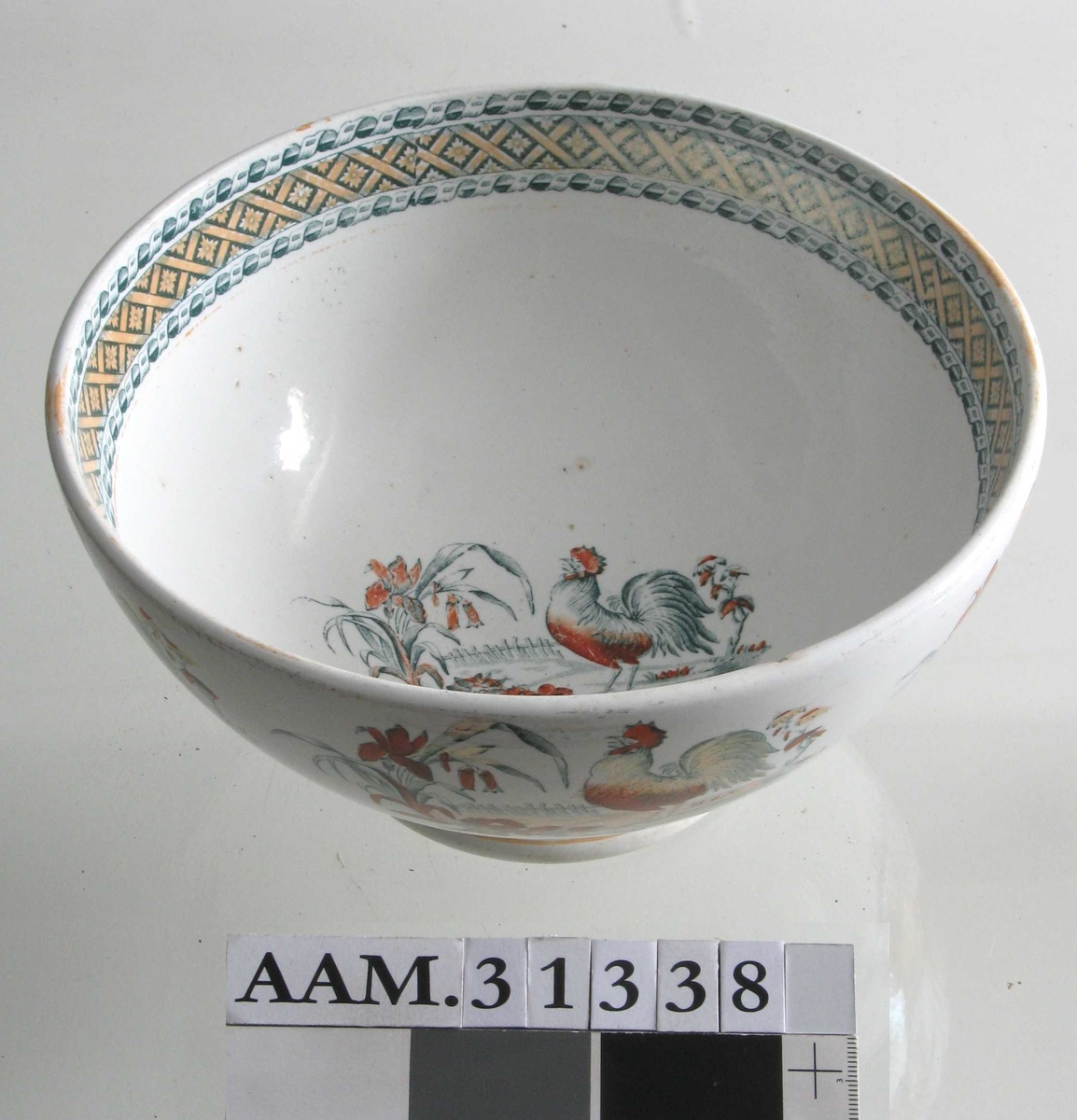 Hane, gress, blomster, gjerde