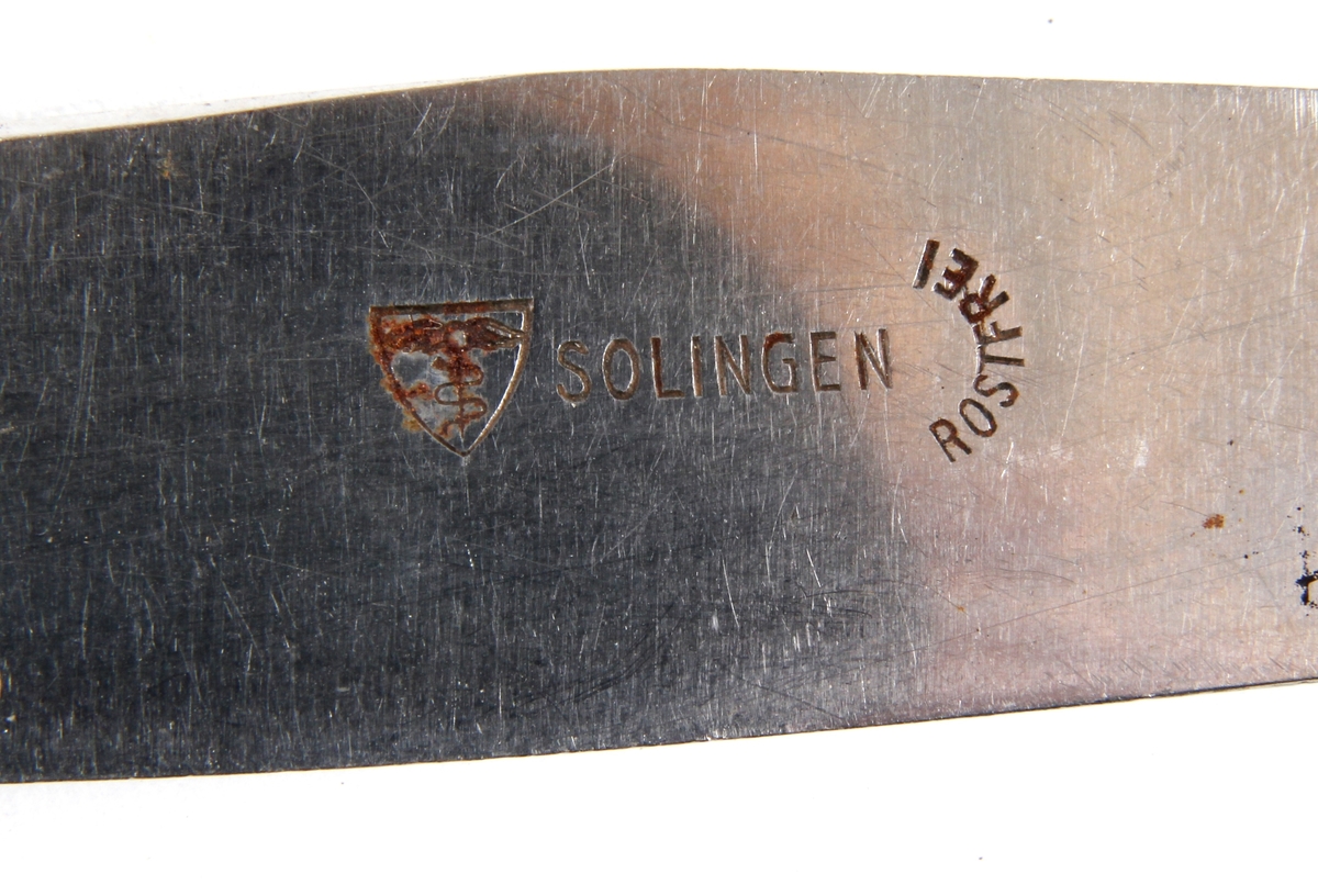 Bordkniv med initialene til Nærbø Handelslag gravert inn.