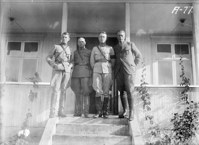 Grupp av officerare ( Kn Carlswärd, lt Runmark, ing. Björklund och lt ??)