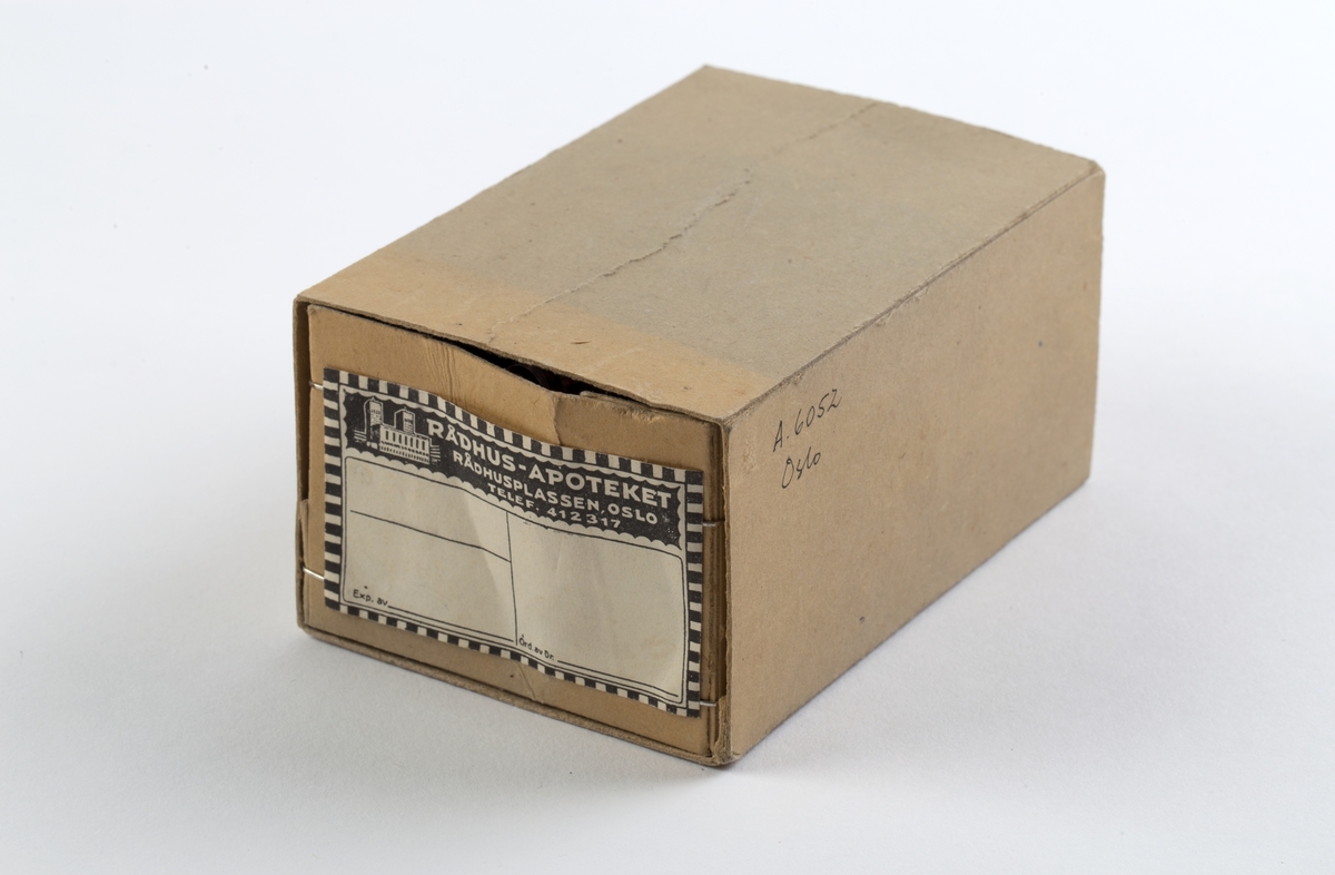 Diverse etiketter for signering av bruksferdige medisiner. Røde etiketter er for medisiner til utvortes bruk, lysegule for innvortes bruk. Lim på baksiden
Etikettene ligger i en brun eske med etikett fra Rådhus-apoteket