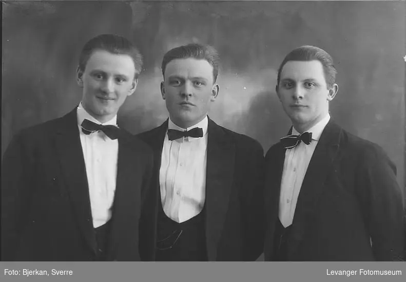 Gruppebilde av tre menn, trolig brødre. en av dem heter Arne Sivertsen