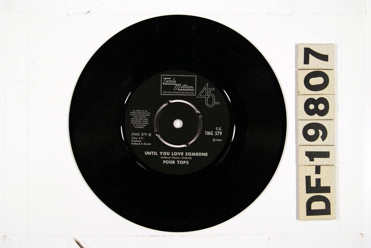 Platen har sammen med en større samling grammofoner, plater og radioutstyr tilhørt en privatperson i Egersund.

Vinylsingel med papircover og plastlomme.