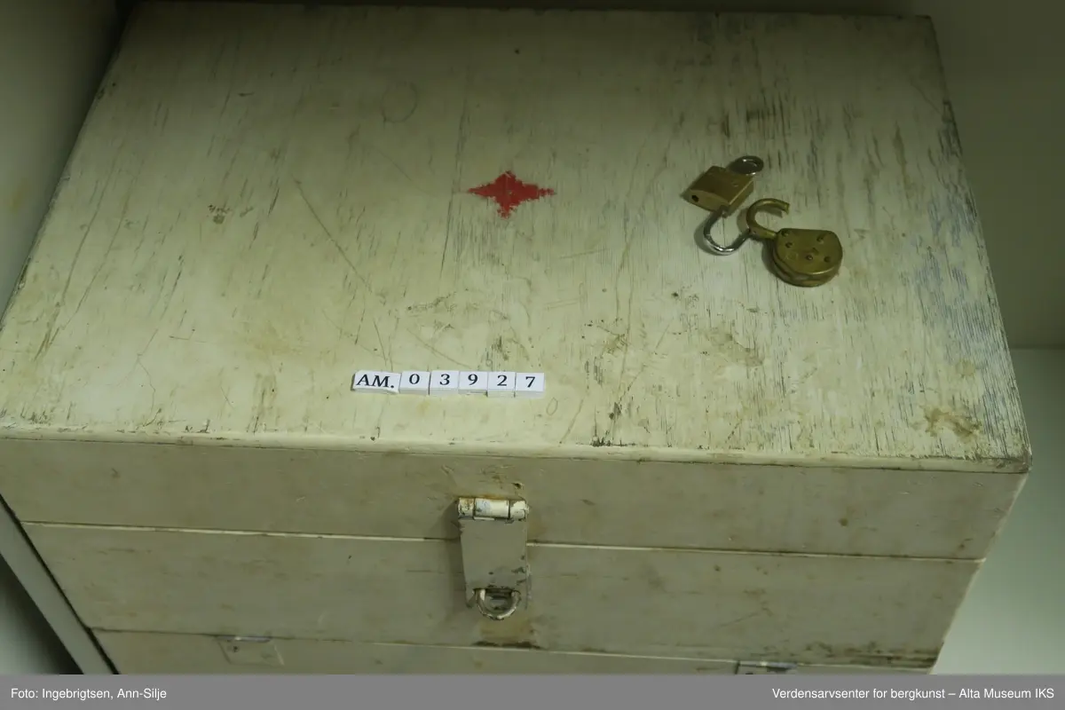 Stor hvit medisinkiste med innhold fordelt i flere rom. 
Nederste delen til høyre: Fingersmokker av skinn 3 stk, Triangelbind 2 stk, Hofte bandasje 1 stk, Enkelmannspakke, kjempe 5 stk, Steril Bomull pakke 5 stk.
Nederste delen i midten: Renset bomull sik-sak-pakning, Sterile Vaselinkompresser, Sterile Vaselinkompresser, Steril Vaselin, Original Record 5cc sprøyte.  Eske med sy-utstyr: Steril sprøyte, Sytråd Ruffani Seide, Sytråd Jeweha Hechtseide, Synåler, Glass med sterile synål og sytråd, Sprøyte med 2 nåler, Transalve, Benzokainsalve – Brannsalve, Frostalve, Zintyol	
Instrumentskål med instrumenter og tilbehør: Injeksjonsnåler, Termometer, Sikkerhetsnåler, Saks, Peang, Pinsett, Plastskje, Barberkniv, Skalpell, Sårhake, Nål, Pensel, Klemme, Dråpeteller, Glassrør, Sårklemmer, Skyllesprøyte, Øyeskjold, Øyesalve, Neglebørster, Hemorrhoidesalve, Gasbind pakke,
Bacimycin strøpulver. 
Nederste delen venstre: Suspensorium, Drikkekopp, Saltvannsampuller pakke, Gipsbind og
Cellona gipsbind.
Midtdelen: Sertifikat og kontrollbok for skipsmedisinutstyr, Hefte "Selvhjelp for fangstfolk og fiskere", 
Oljelerret, Efedrin nesedråper, Hostestillende tabletter, Morfintabletter, Opiumtabletter, Digitalistabletter, Sulfadiazintabletter, Kloramintabletter, Amycenpudder, Acetyllsalisylsyretabletter, Beroligende tabletter, Salisyltalkum, Tom flaske, Sulfadiazintabletter, Blyeddik med sprit, Øredråper, Natron, dobbelt kullsurt, Kamferdråper, Engelsk salt, Sammensatte B-vitaminer, Stoppende tabletter, Kulltabletter, Xylocan exadrin, Avførende piller, Sulfadiazintabletter, Vitamin-c-tabletter, Conradi`s koleradråper, Kokusfett, Medisinglass, Borsyretabletter, Borsyre, Benzylbenzoatoppløsning, Kloroformolje, Aureomycin hydrochloride, Kløestillende vask, Hostsirup, Globoid, Lakserolje, Smertestillende tabletter, Formaldehydsåpe oppløsning, Penticid pudder, Bacimycin strøpulver, Procapenicilin, Solbrille, Toxin sprøytemiddel, Kalciumhypokloritt, Thiemanns katetere, Cloraethyl Dr. Thilo, Termometer, Morphini hydrochloridum, Klorpromazin (Dumex). 
Øverste delen til høyre: Enkeltmannspakke stor, Gas / Sterile kompresser,Tynt Oljelerret.
Øverste delen til venstre: Sterilisert gas, Plaster / Kvikkforbinding, Sterilisert gas, Plaster, Gasbind, Enkeltmannspakke, liten.