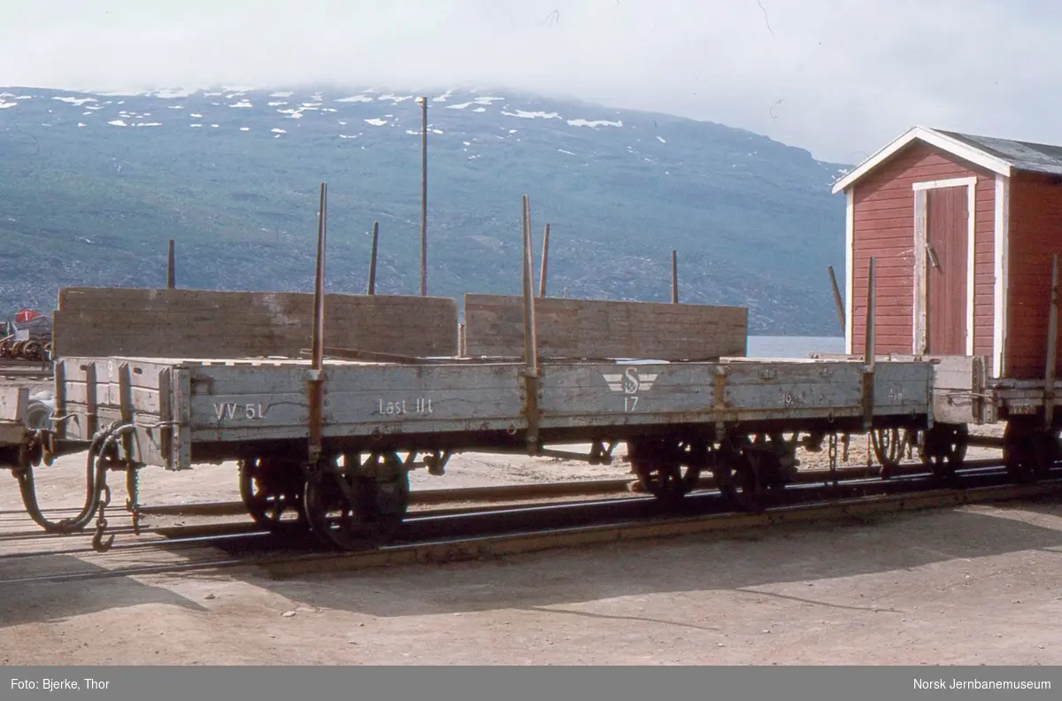 Sulitjelmabanens stakevogn litra N nr. 17 i tog 54 på Lomi stasjon