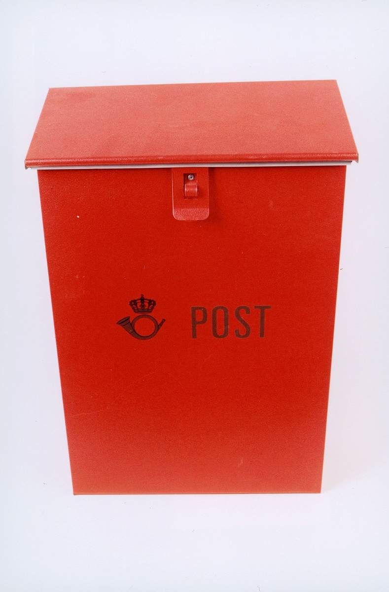Rød , liten tømmepostkasse for bruk i omdelingstjenesten. Låsbar med posthorn og ordet POST
