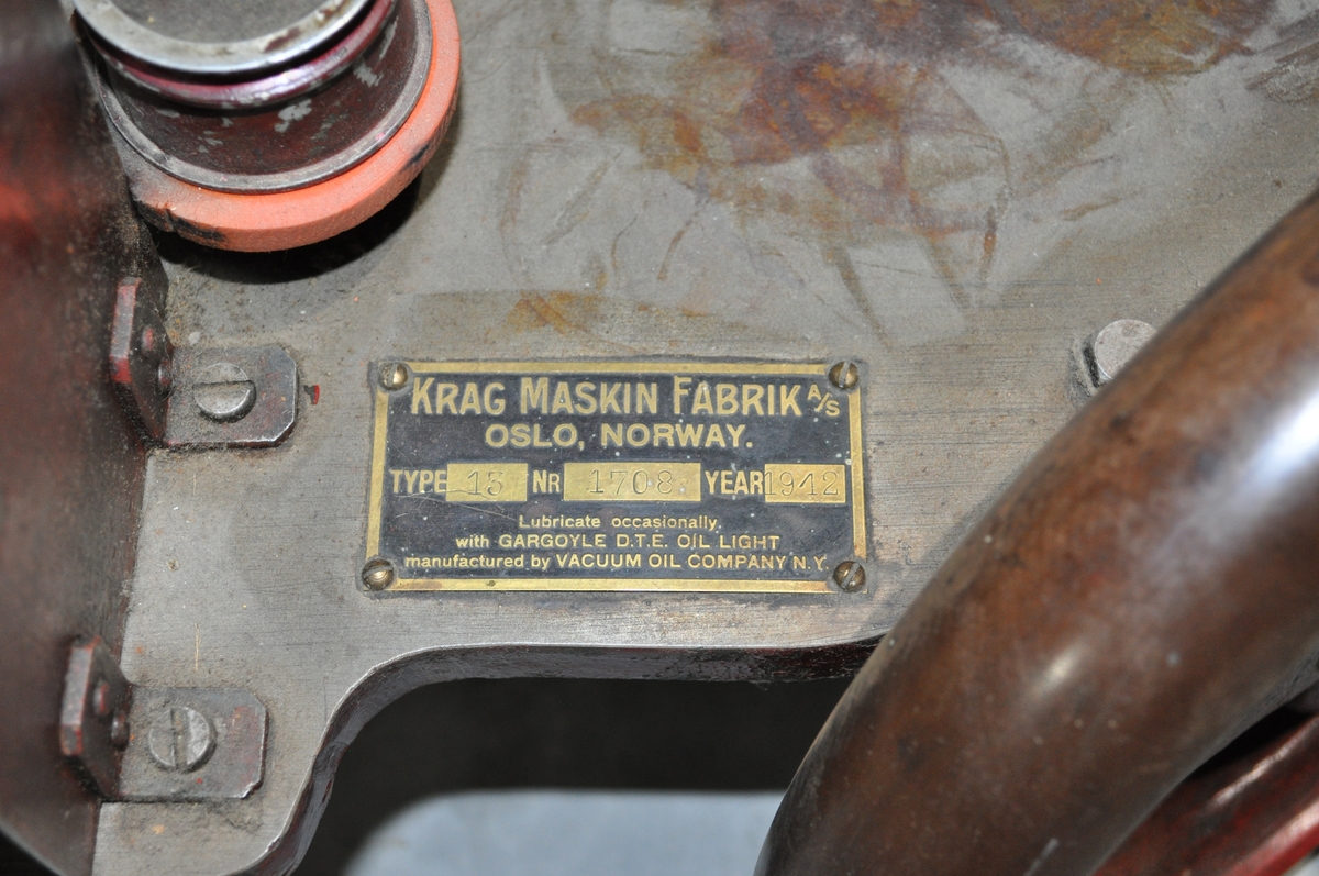 Manuell brevstemplingsmaskin. Gir avtrykk av sted og dato.