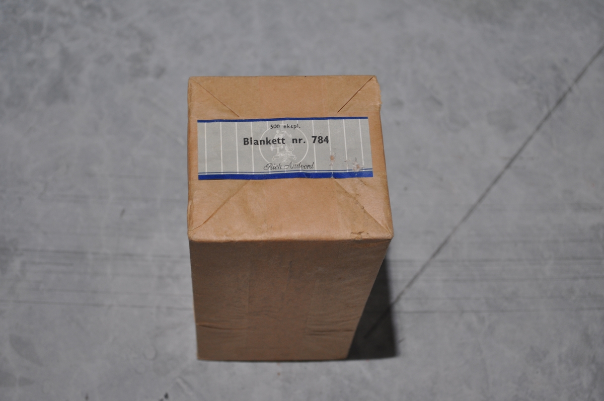 Beredskapskoffert for Postgiro Låsbar. Innhold i tilfelle krig.
Innhold:
1. Instruks for kontohavere
2. Instruks for postkontorer
3. Melding til postgirokontohavere
4. Innkortmelding, bl. 603
5. Utbetalingskort, bl. 570 B.
6. Gireringskort bl. 565 B
7. ..... bl. 784