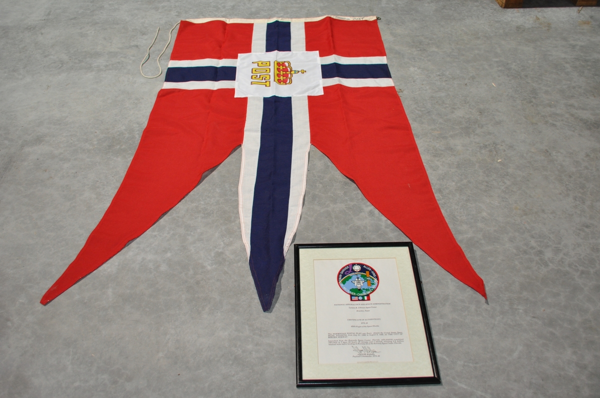 Postflagg med diplom. Flagget har med på romferge.