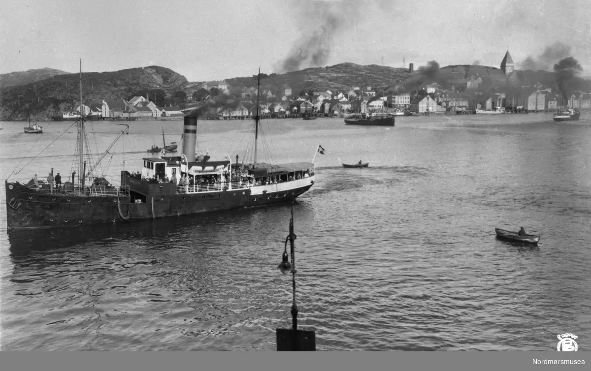 Rutebåten Smølen (Smøla), dampskip, pappabåt. En sommerlørdag kl 17. Piren, Kristiansund. 1930-åra. Foto: oppi nr 185. Nordmøre museums fotosamling.