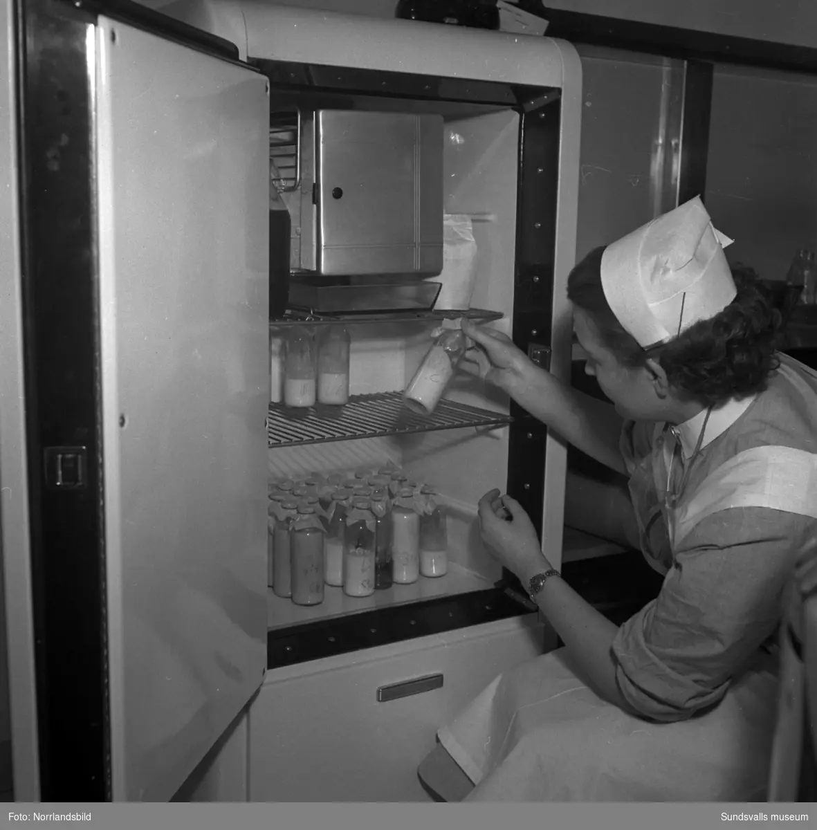 Nyblivna mammor på Sundsvalls sjukhus levererar överskottsmjölk till Stockholm. En sköterska steriliserar och förpackar mjölken.