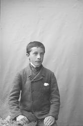 Portrett. Gutt ca. ti-tolv år. Johannes Sæther. Brystbilde.