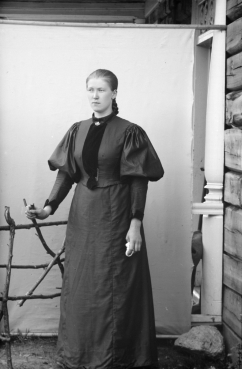 Portrett, ung kvinne, helfigur, Oline Ødegaardstuen