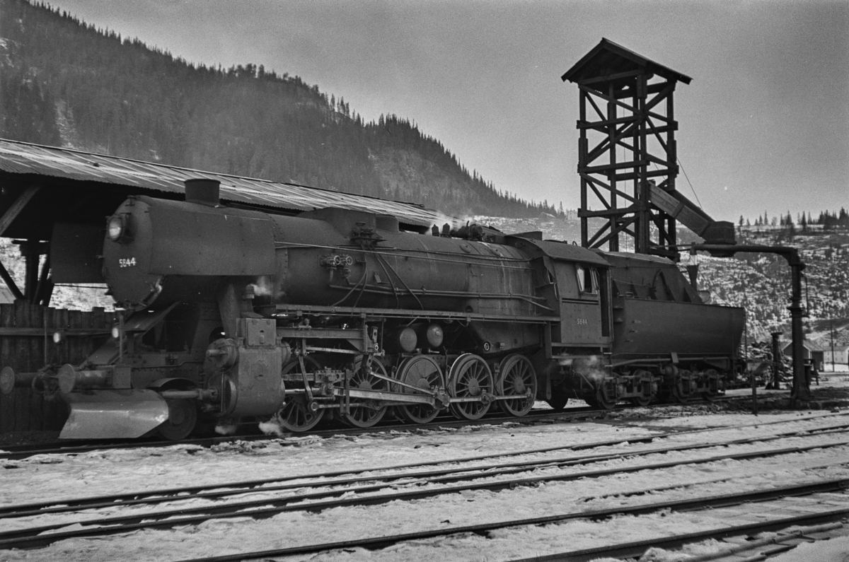 Damplokomotiv type 63a nr. 5844 ved kulldepotet på Støren stasjon.