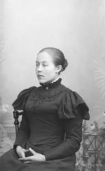 Portrett. Ung kvinne. Brystbilde. Pernille Erlandsrud