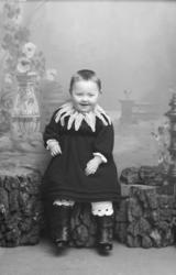 Portrett. Jente, helfigur ca. 2 år. Ragnhild Rolstad