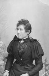 Portrett. Ung kvinne. "Riksvåpen" som brosje. Ragnhild Jakob