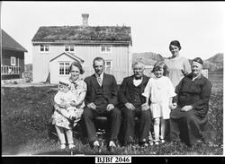 Familien Gerhard Oksvoll utenfor huset på Øra, Vallersund, B