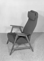 Lenestol med høg rygg og nakkepute.