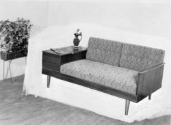 Kombinasjonsmøbel. Sofa, seng og bord i ett.