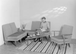 Hjørnesofa, lenestol, hjørnebord og lite salongbord.