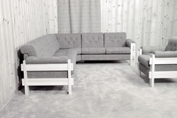 Hjørnesofa og lenestol.