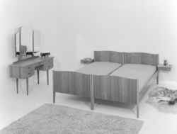 Soveromsmøblement. Dobbeltsengeng med nattbord og kommode me