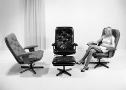 Lenestol. Kvilestol med fotskammel.