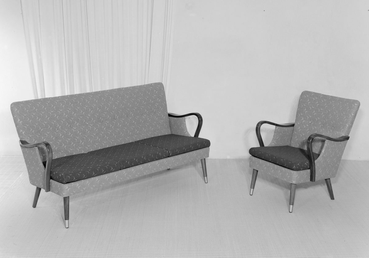 Salong. Sofagruppe med sofa og lenestol.