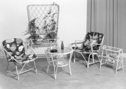 Manilamøbler; lett lenestol, blomsterhylle, glassbord og avi