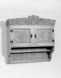 Veggskap/ vegghylle med utskjeringar i tre.