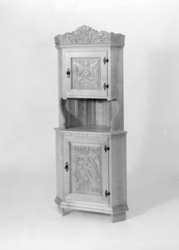 Veggskap/ vegghylle med utskjeringar i tre.