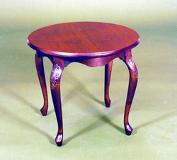 Rundt salongbord med utskjeringar.