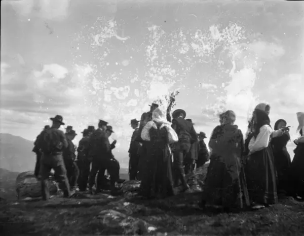 Rikard Berges fotoarkiv. 8 negativer. Gruppe mennesker på fj