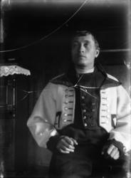 Rikard Berges fotoarkiv. Portrett av Rikard Berge i gråtrøye