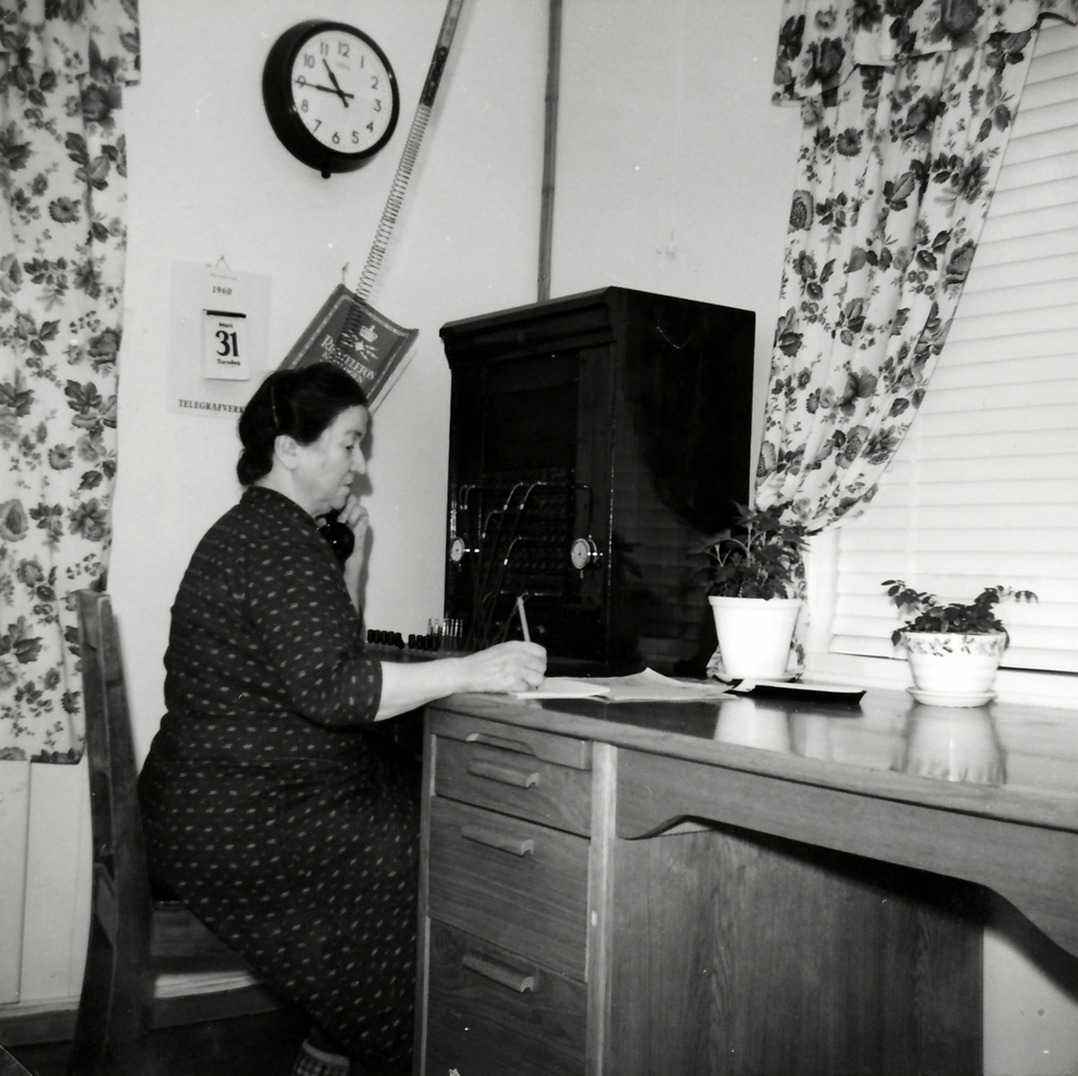 Alvhild Richardsen på telefonsentralen på Liland i Sortland 31. mars 1960