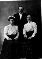 Portrett av mann og to kvinner