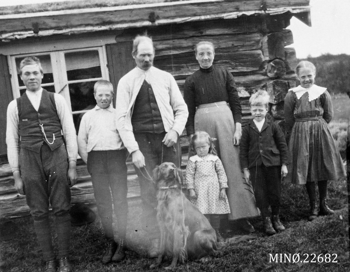 Seterbilde, personer oppstilt foran seterstue - Anno Musea i Nord ...