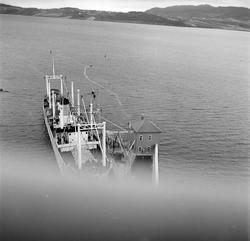 Lossing av båt ved I. C. Piene & Søn i Buvika