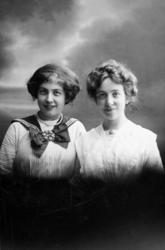 "Erna og Tunna Skappel". Giver er Ida M. Knudtzon. Fra Nordm