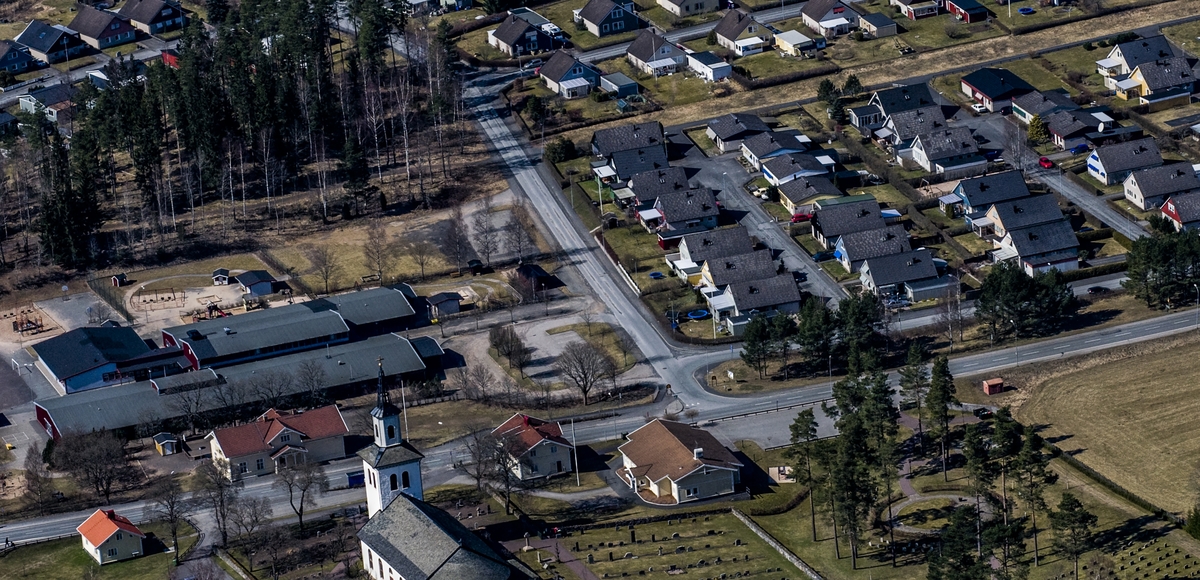 Flygfoto över Månsarp kyrka i Jönköpings kommun.