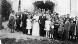 Bryllupsbilde Amalie og Frits Petter Godø.Vatne kyrkje.