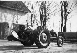 Første traktoren på Hognestad bnr. 1 klar for pløying.