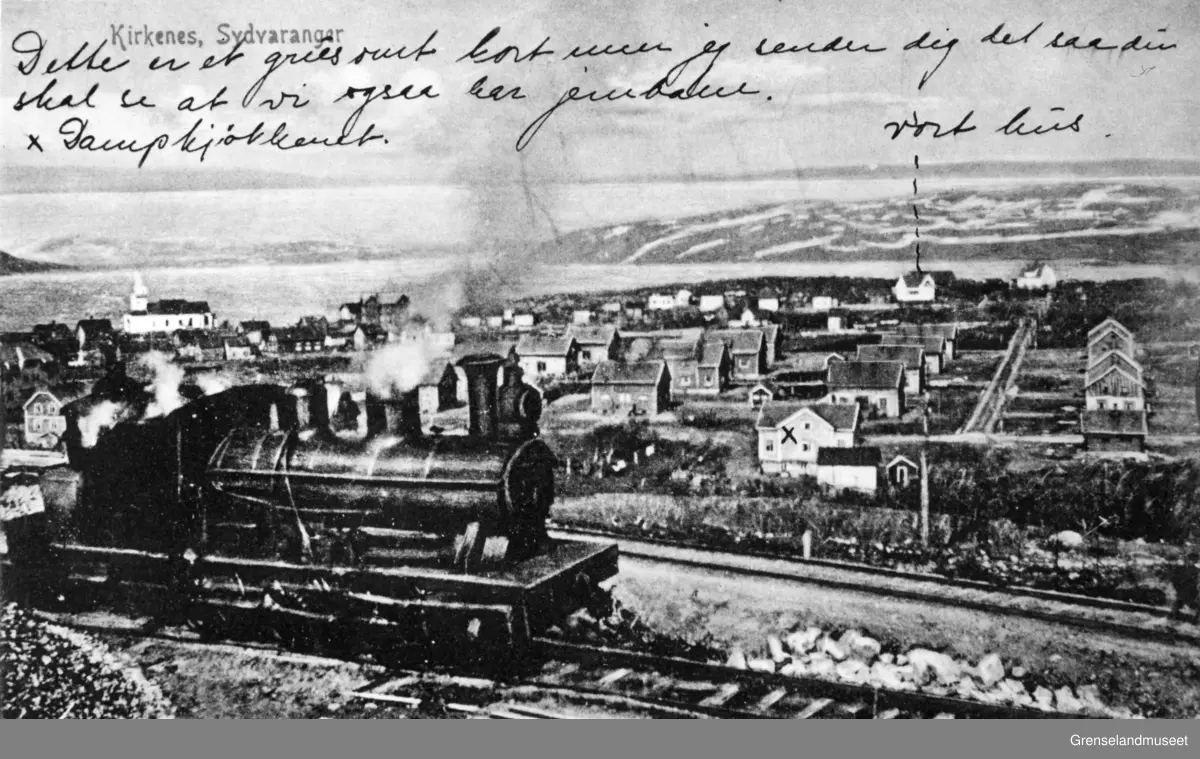 Sydvarangers malmtog, parti av Kirkenes i bakgrunnen, før krigen.