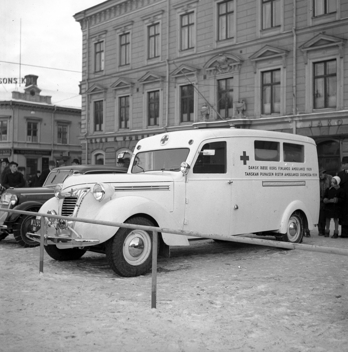 Ambulans, en Volvo 800 ser. "spetsnos"ambulans från 1939-1940.