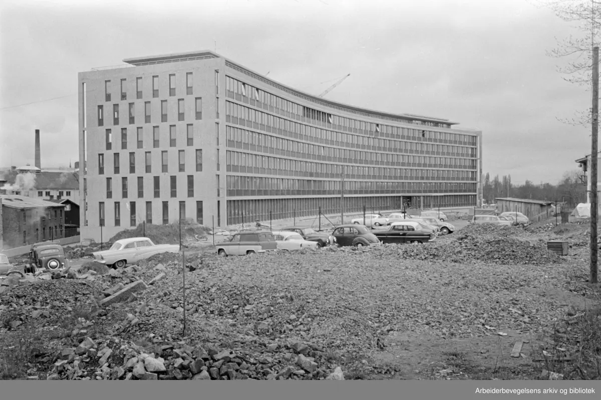 Vassdragsvesetets nybygg på Majorstuen. Mai 1964